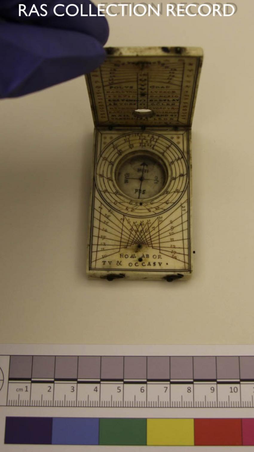 Open diptych dial